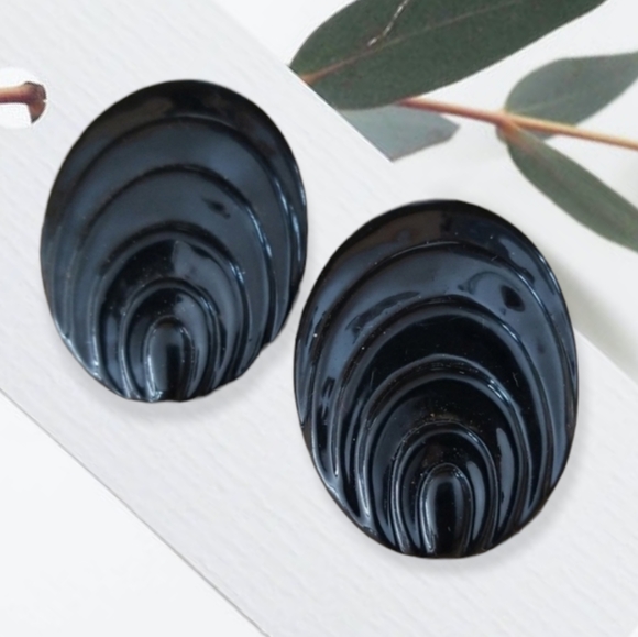 Vintage 1950s Mid Century Black Acrylic Clip Earrings - Picture 4 of 12